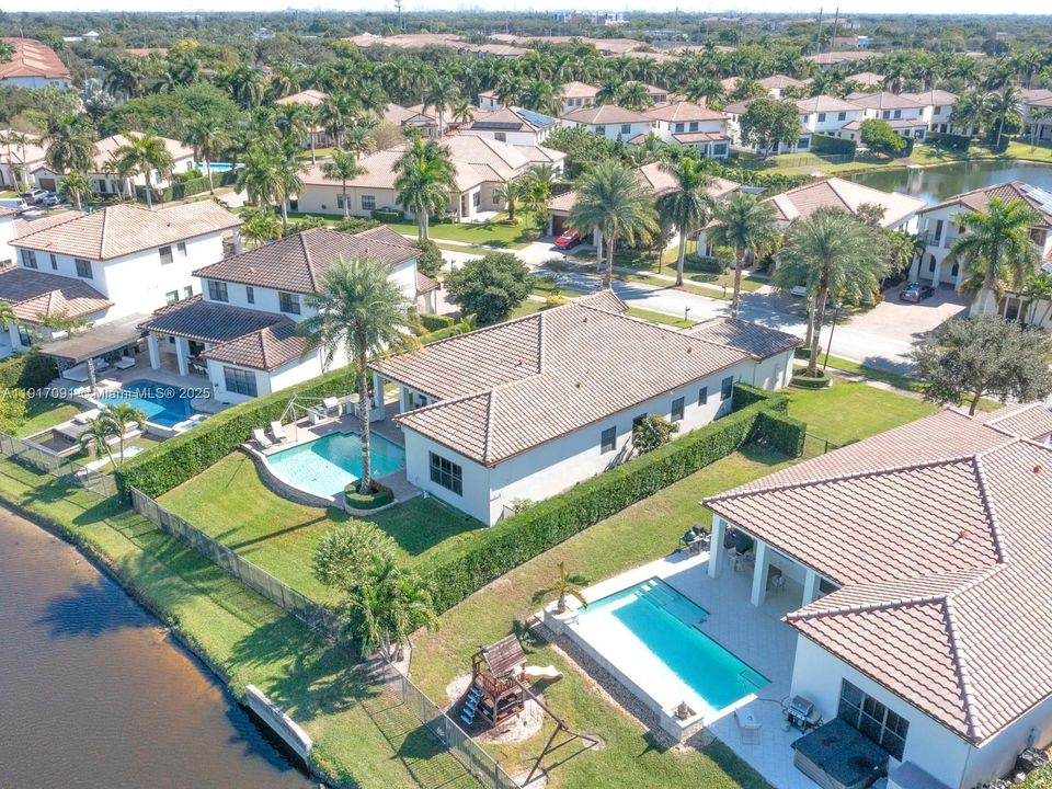 合同活跃: $1,295,000 (4 贝兹, 3 浴室, 2860 平方英尺)