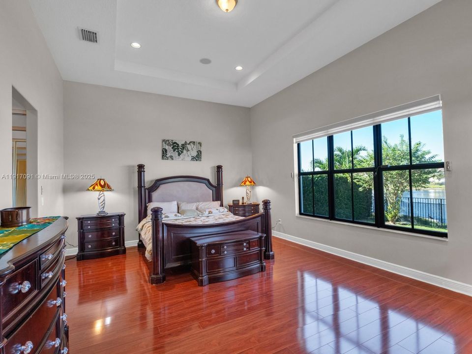 合同活跃: $1,295,000 (4 贝兹, 3 浴室, 2860 平方英尺)