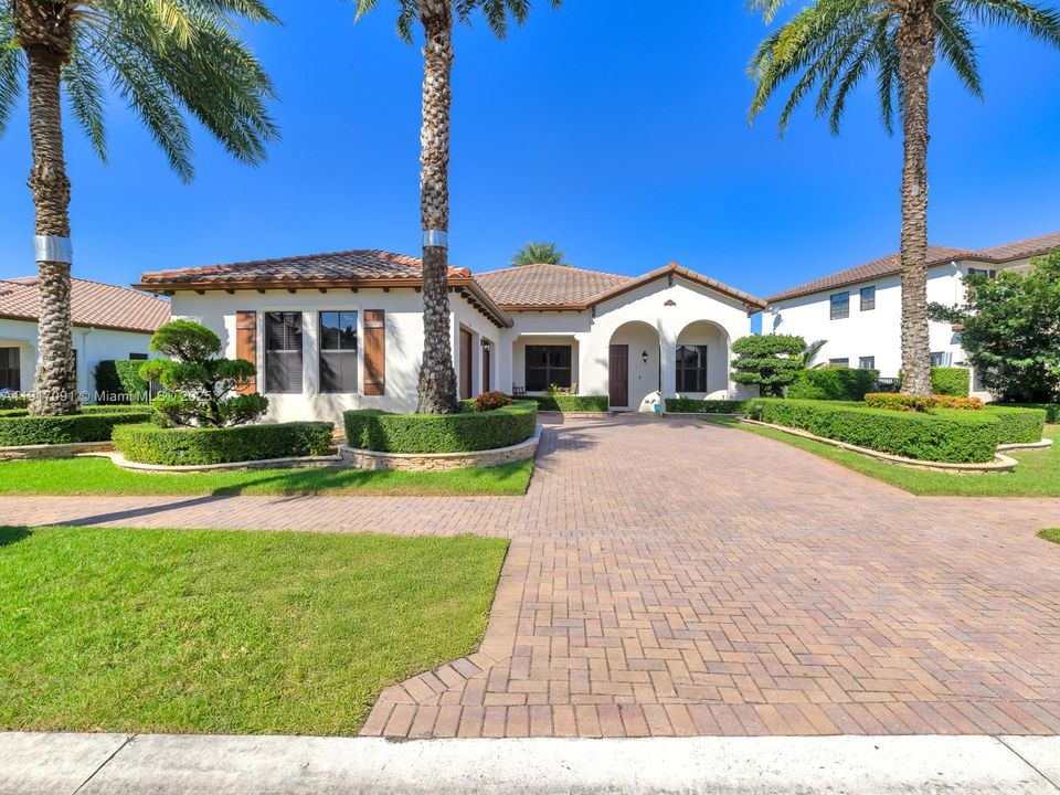 合同活跃: $1,295,000 (4 贝兹, 3 浴室, 2860 平方英尺)