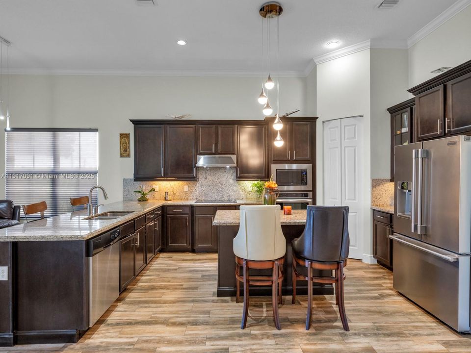 合同活跃: $1,295,000 (4 贝兹, 3 浴室, 2860 平方英尺)