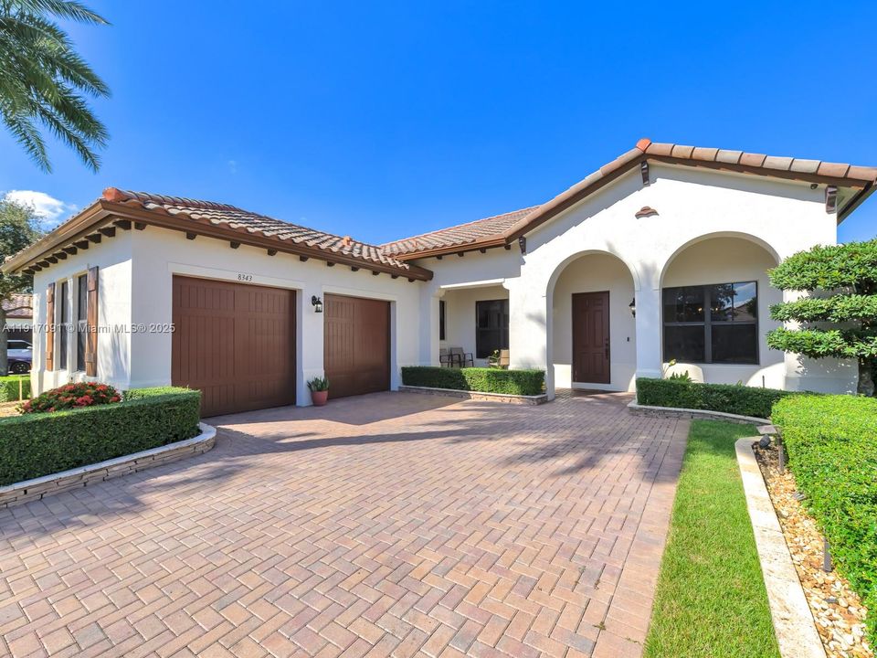 合同活跃: $1,295,000 (4 贝兹, 3 浴室, 2860 平方英尺)