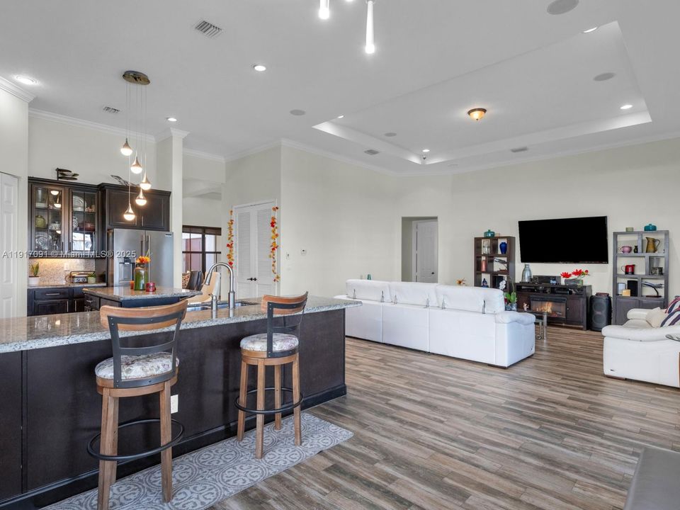 合同活跃: $1,295,000 (4 贝兹, 3 浴室, 2860 平方英尺)