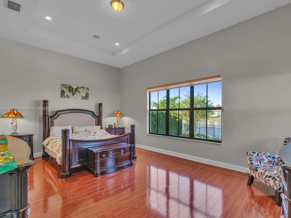 合同活跃: $1,295,000 (4 贝兹, 3 浴室, 2860 平方英尺)