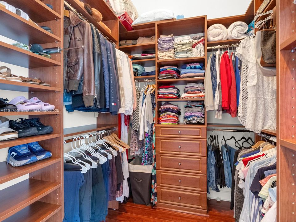 合同活跃: $1,295,000 (4 贝兹, 3 浴室, 2860 平方英尺)