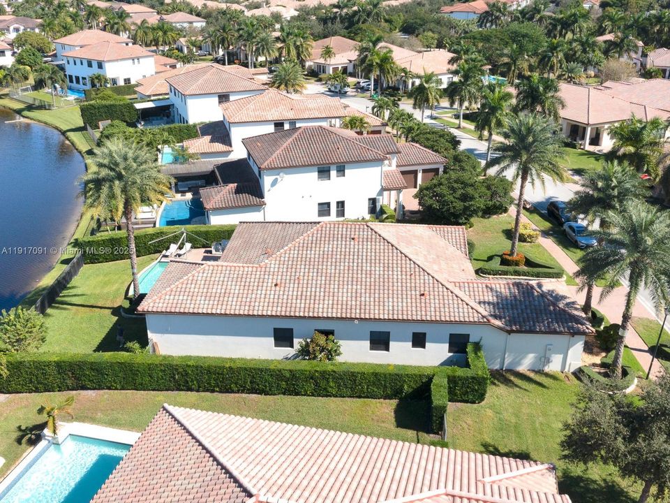 合同活跃: $1,295,000 (4 贝兹, 3 浴室, 2860 平方英尺)