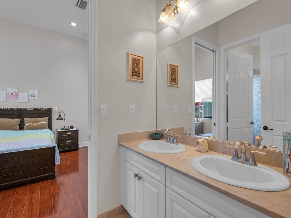 合同活跃: $1,295,000 (4 贝兹, 3 浴室, 2860 平方英尺)