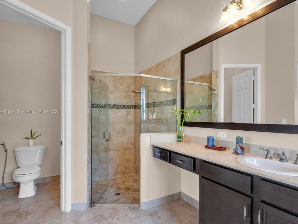 合同活跃: $1,295,000 (4 贝兹, 3 浴室, 2860 平方英尺)