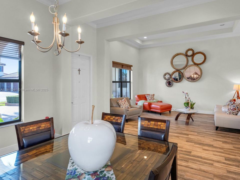 合同活跃: $1,295,000 (4 贝兹, 3 浴室, 2860 平方英尺)