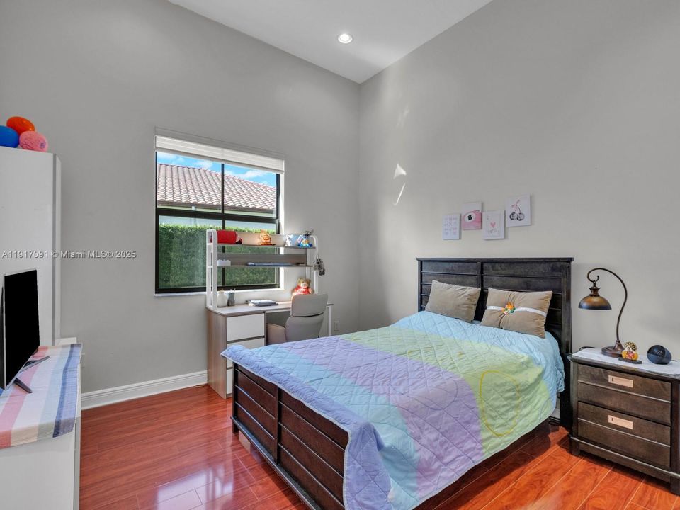 合同活跃: $1,295,000 (4 贝兹, 3 浴室, 2860 平方英尺)