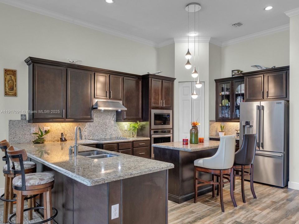 合同活跃: $1,295,000 (4 贝兹, 3 浴室, 2860 平方英尺)