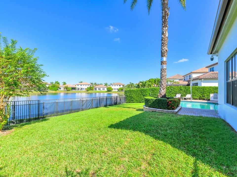 合同活跃: $1,295,000 (4 贝兹, 3 浴室, 2860 平方英尺)