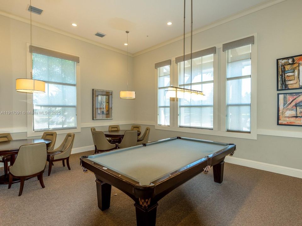 合同活跃: $1,295,000 (4 贝兹, 3 浴室, 2860 平方英尺)