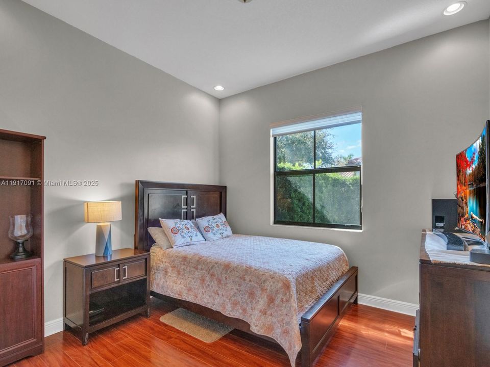 合同活跃: $1,295,000 (4 贝兹, 3 浴室, 2860 平方英尺)