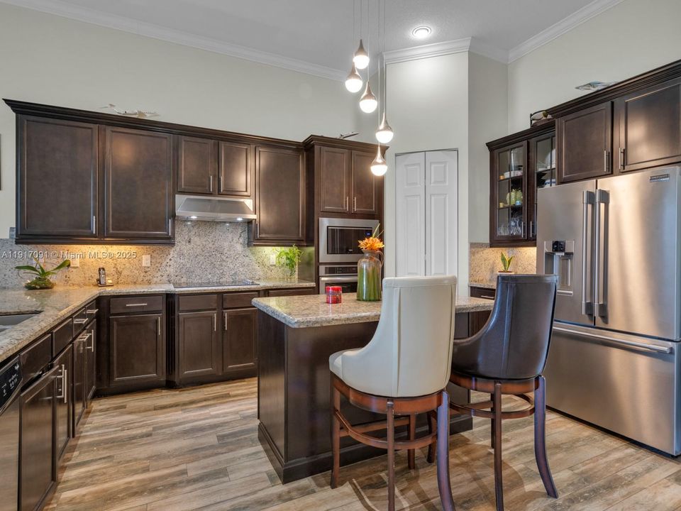 合同活跃: $1,295,000 (4 贝兹, 3 浴室, 2860 平方英尺)