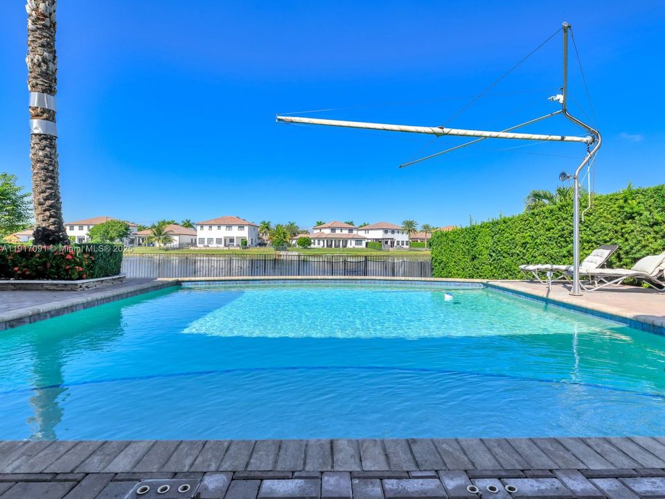 合同活跃: $1,295,000 (4 贝兹, 3 浴室, 2860 平方英尺)