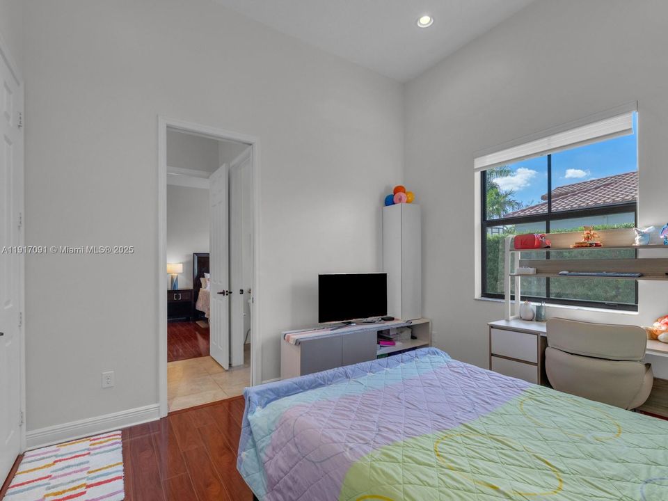 合同活跃: $1,295,000 (4 贝兹, 3 浴室, 2860 平方英尺)