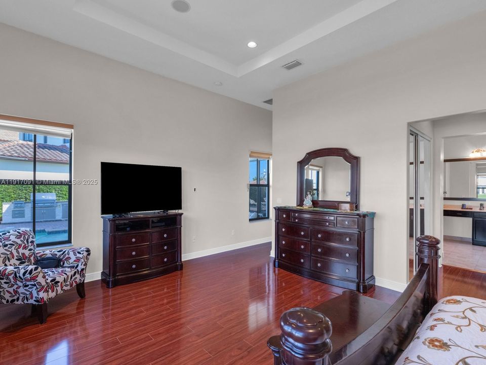 合同活跃: $1,295,000 (4 贝兹, 3 浴室, 2860 平方英尺)