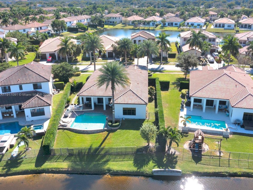 合同活跃: $1,295,000 (4 贝兹, 3 浴室, 2860 平方英尺)