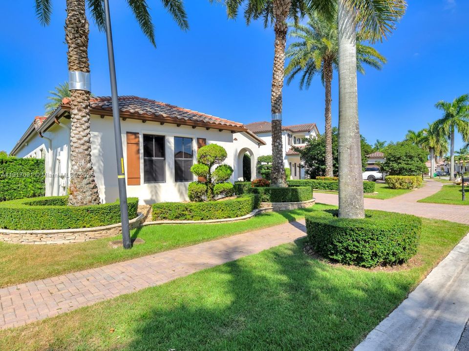 合同活跃: $1,295,000 (4 贝兹, 3 浴室, 2860 平方英尺)