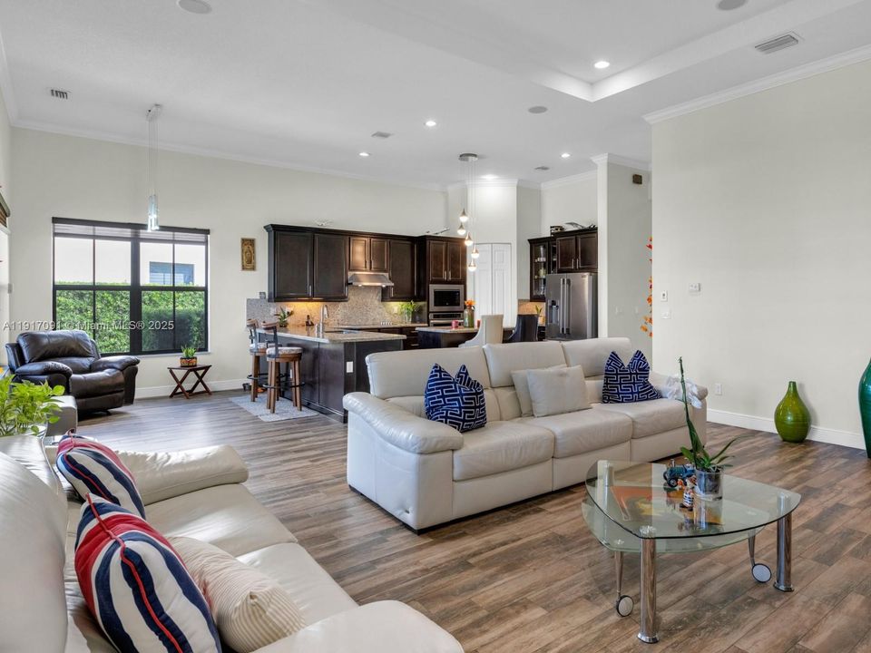 合同活跃: $1,295,000 (4 贝兹, 3 浴室, 2860 平方英尺)