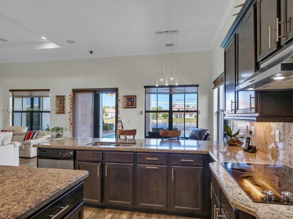 合同活跃: $1,295,000 (4 贝兹, 3 浴室, 2860 平方英尺)