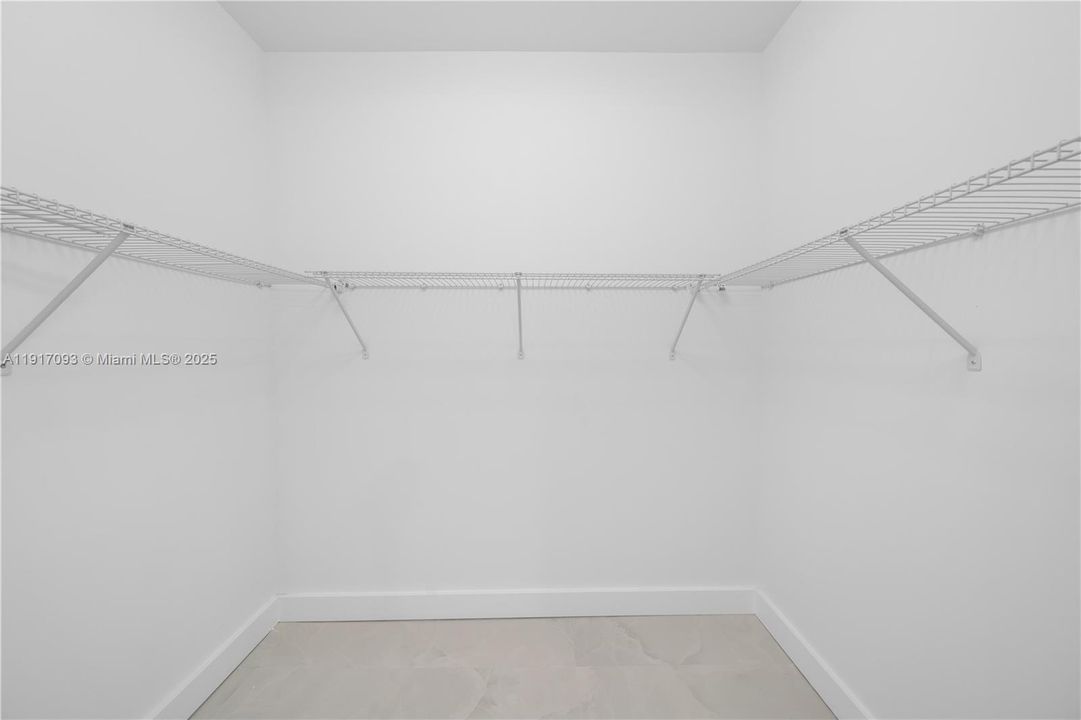 合同活跃: $580,000 (3 贝兹, 3 浴室, 1769 平方英尺)