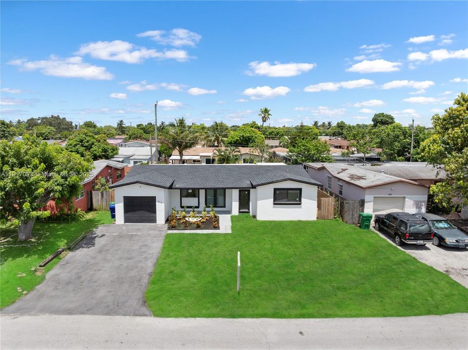 合同活跃: $580,000 (3 贝兹, 3 浴室, 1769 平方英尺)