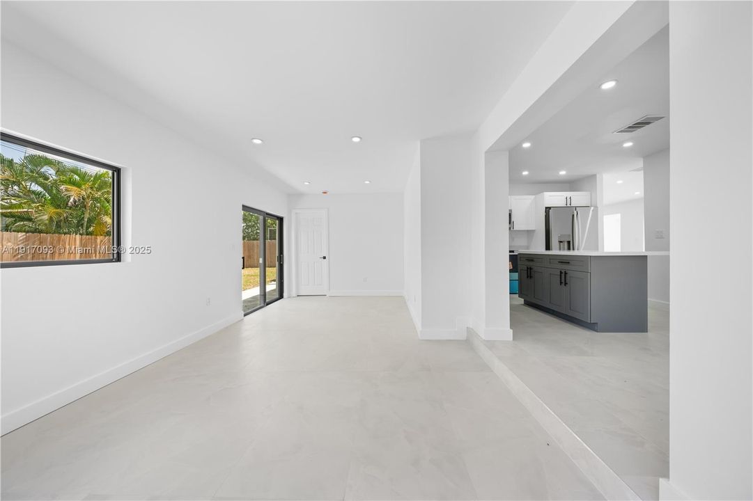 合同活跃: $580,000 (3 贝兹, 3 浴室, 1769 平方英尺)