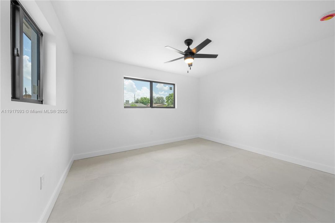 合同活跃: $580,000 (3 贝兹, 3 浴室, 1769 平方英尺)