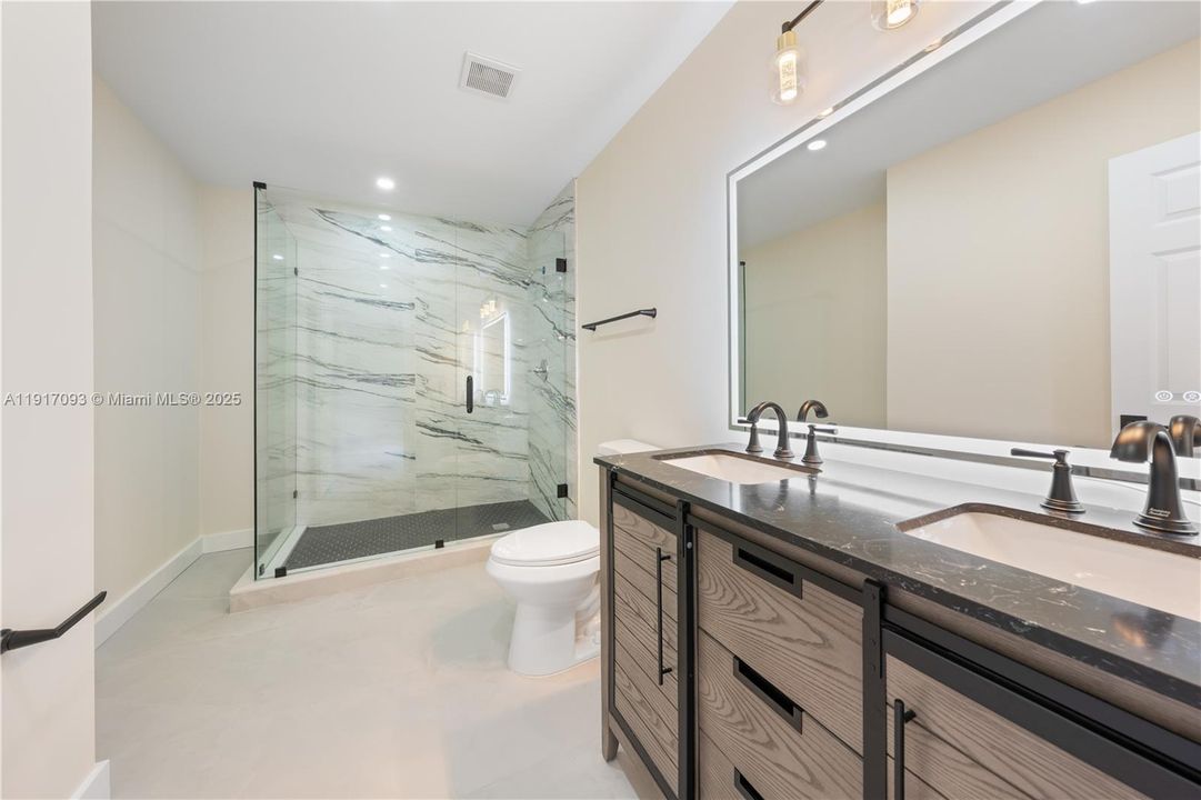 合同活跃: $580,000 (3 贝兹, 3 浴室, 1769 平方英尺)