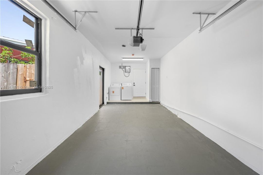 合同活跃: $580,000 (3 贝兹, 3 浴室, 1769 平方英尺)