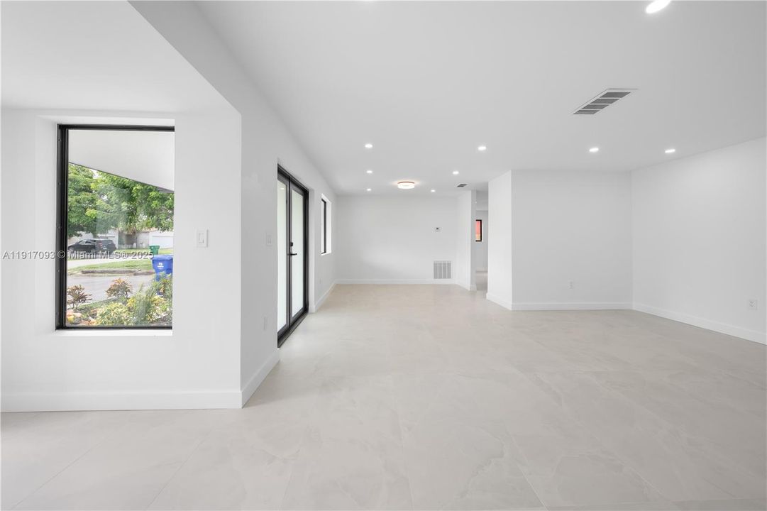 合同活跃: $580,000 (3 贝兹, 3 浴室, 1769 平方英尺)