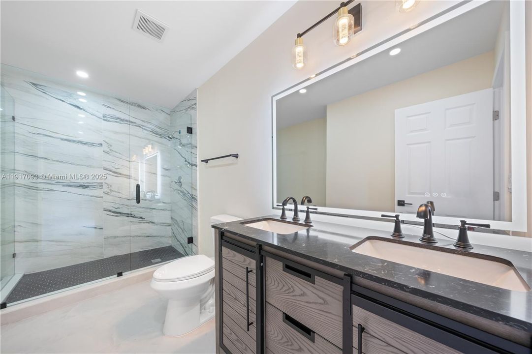 合同活跃: $580,000 (3 贝兹, 3 浴室, 1769 平方英尺)