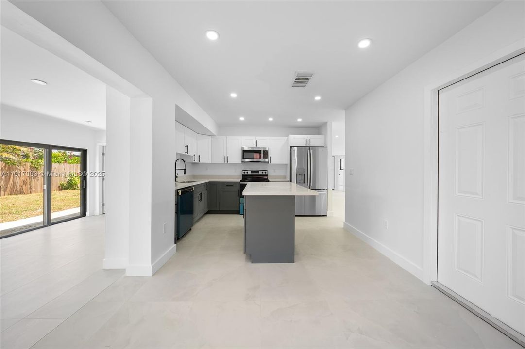 合同活跃: $580,000 (3 贝兹, 3 浴室, 1769 平方英尺)