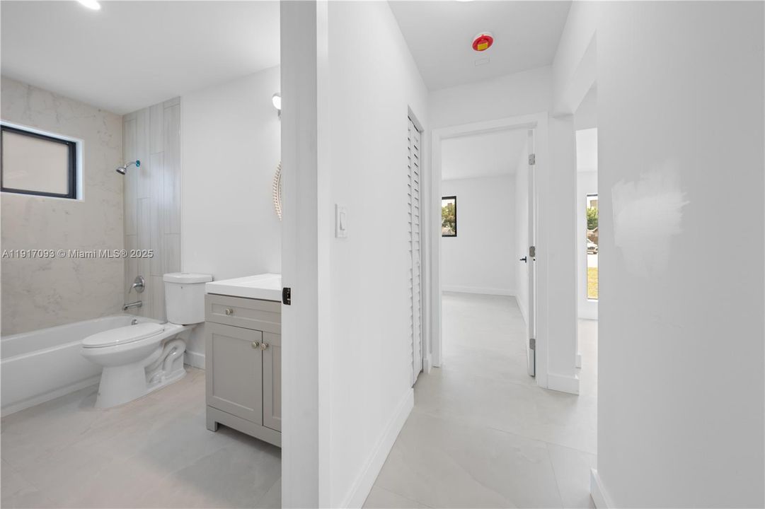 合同活跃: $580,000 (3 贝兹, 3 浴室, 1769 平方英尺)