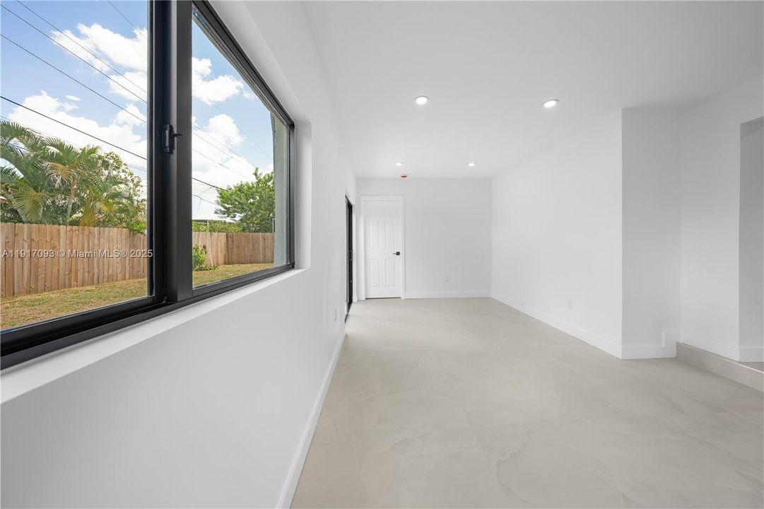 合同活跃: $580,000 (3 贝兹, 3 浴室, 1769 平方英尺)