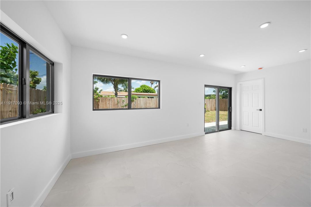 合同活跃: $580,000 (3 贝兹, 3 浴室, 1769 平方英尺)