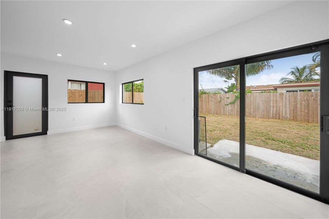 合同活跃: $580,000 (3 贝兹, 3 浴室, 1769 平方英尺)