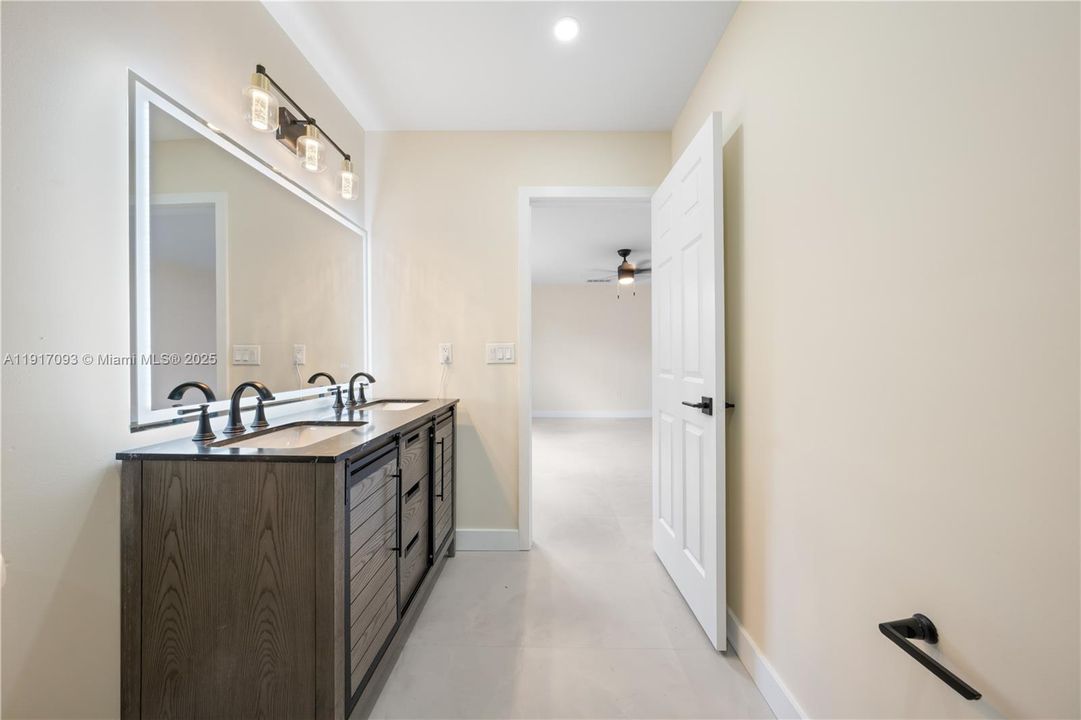 合同活跃: $580,000 (3 贝兹, 3 浴室, 1769 平方英尺)