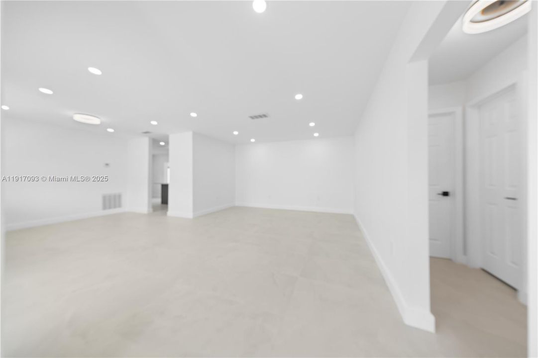 合同活跃: $580,000 (3 贝兹, 3 浴室, 1769 平方英尺)