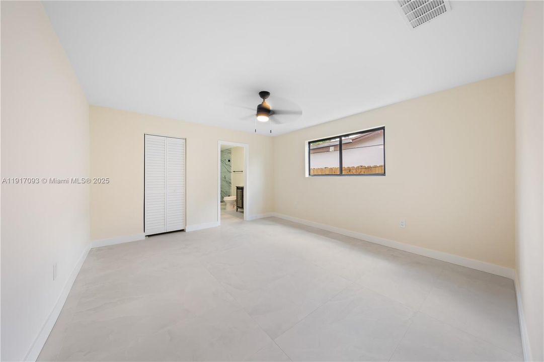 合同活跃: $580,000 (3 贝兹, 3 浴室, 1769 平方英尺)