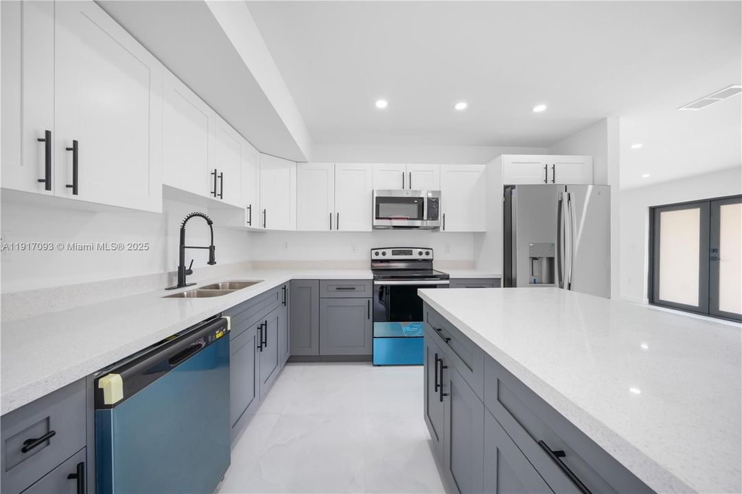 合同活跃: $580,000 (3 贝兹, 3 浴室, 1769 平方英尺)