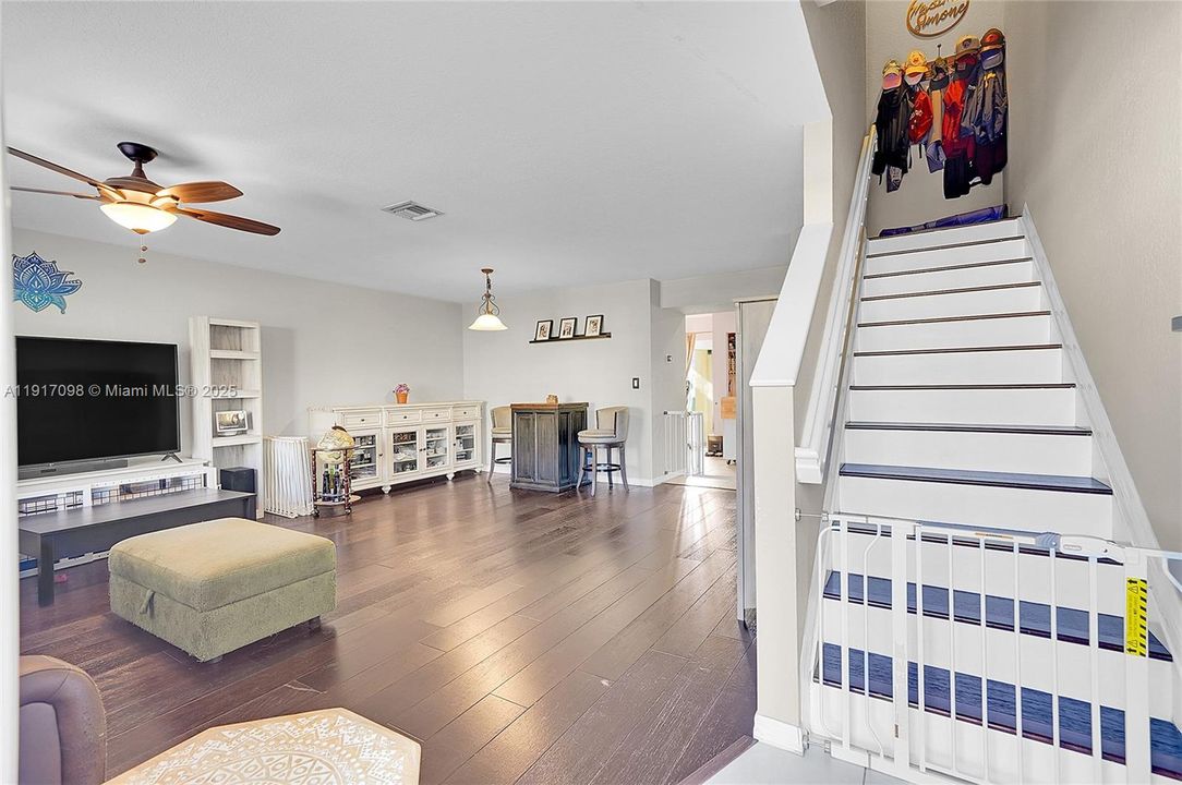 For Sale: $389,900 (3 beds, 2 baths, 1418 Square Feet)