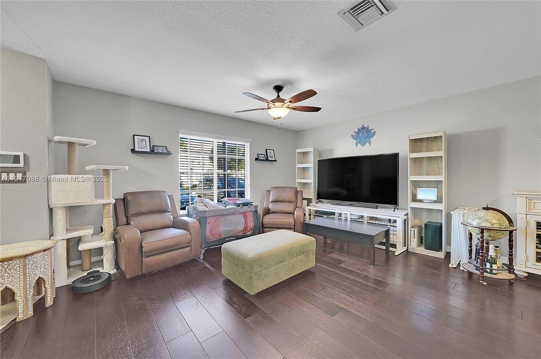 For Sale: $389,900 (3 beds, 2 baths, 1418 Square Feet)