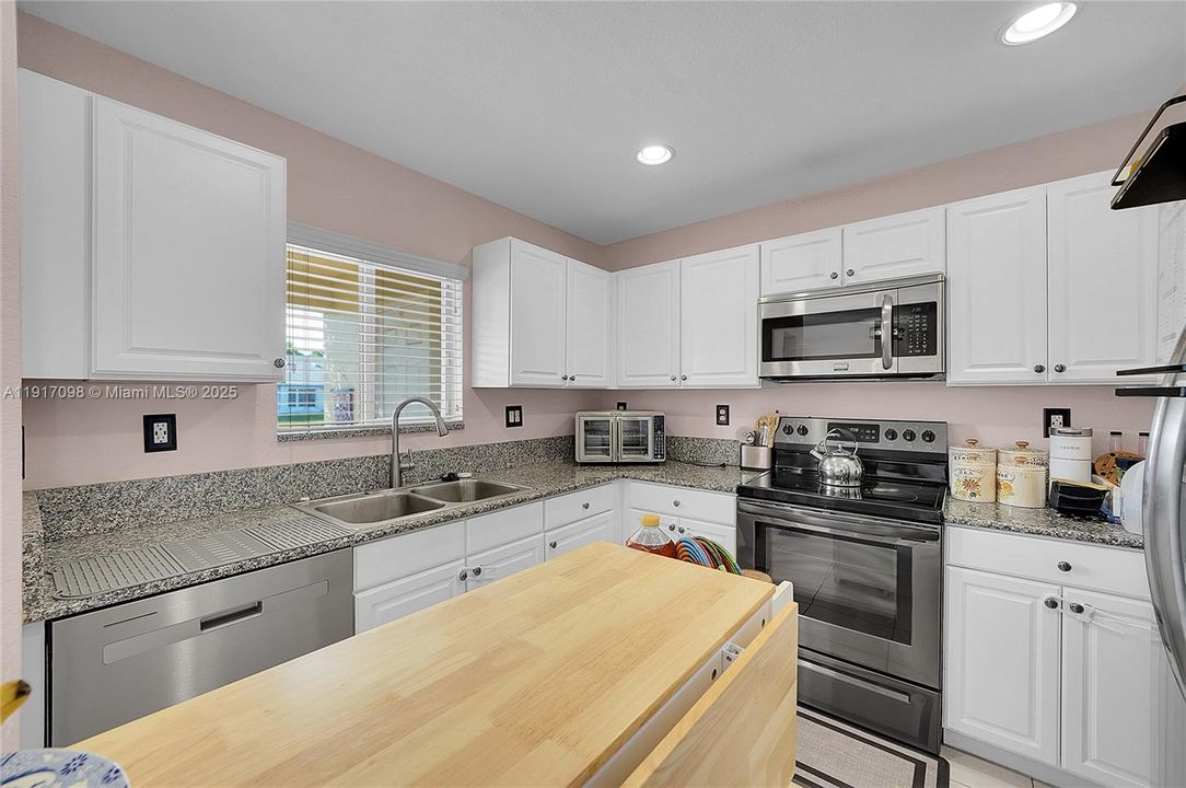 For Sale: $389,900 (3 beds, 2 baths, 1418 Square Feet)