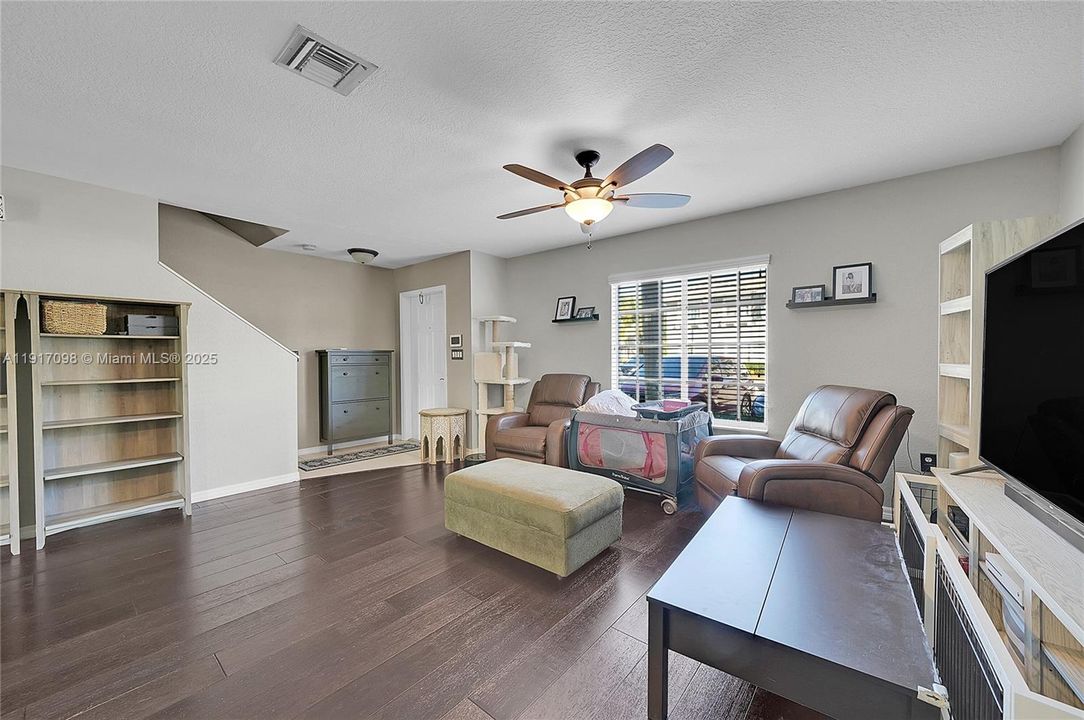 For Sale: $389,900 (3 beds, 2 baths, 1418 Square Feet)