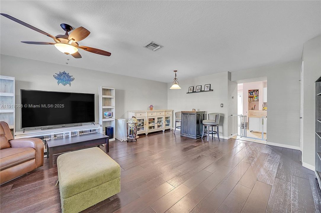 For Sale: $389,900 (3 beds, 2 baths, 1418 Square Feet)