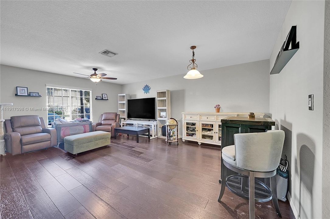 For Sale: $389,900 (3 beds, 2 baths, 1418 Square Feet)