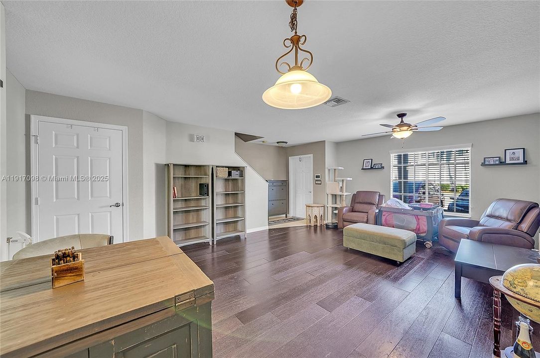 For Sale: $389,900 (3 beds, 2 baths, 1418 Square Feet)