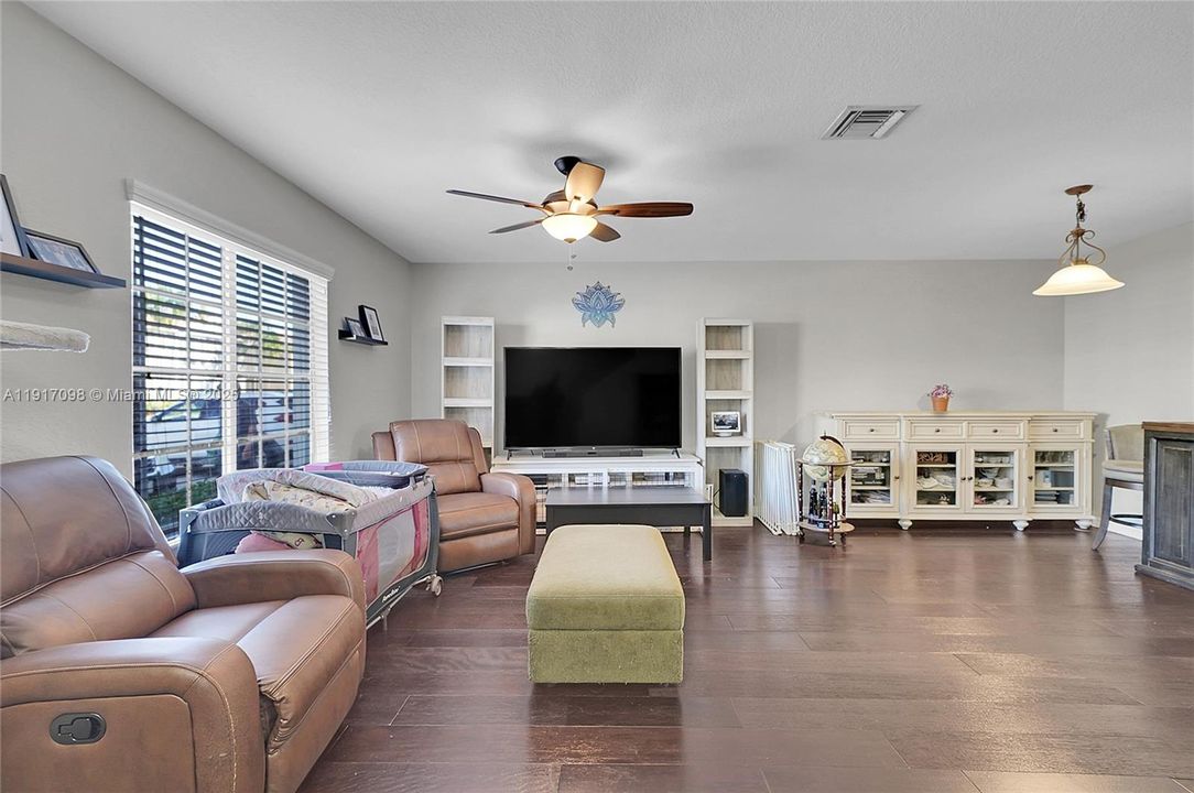 For Sale: $389,900 (3 beds, 2 baths, 1418 Square Feet)